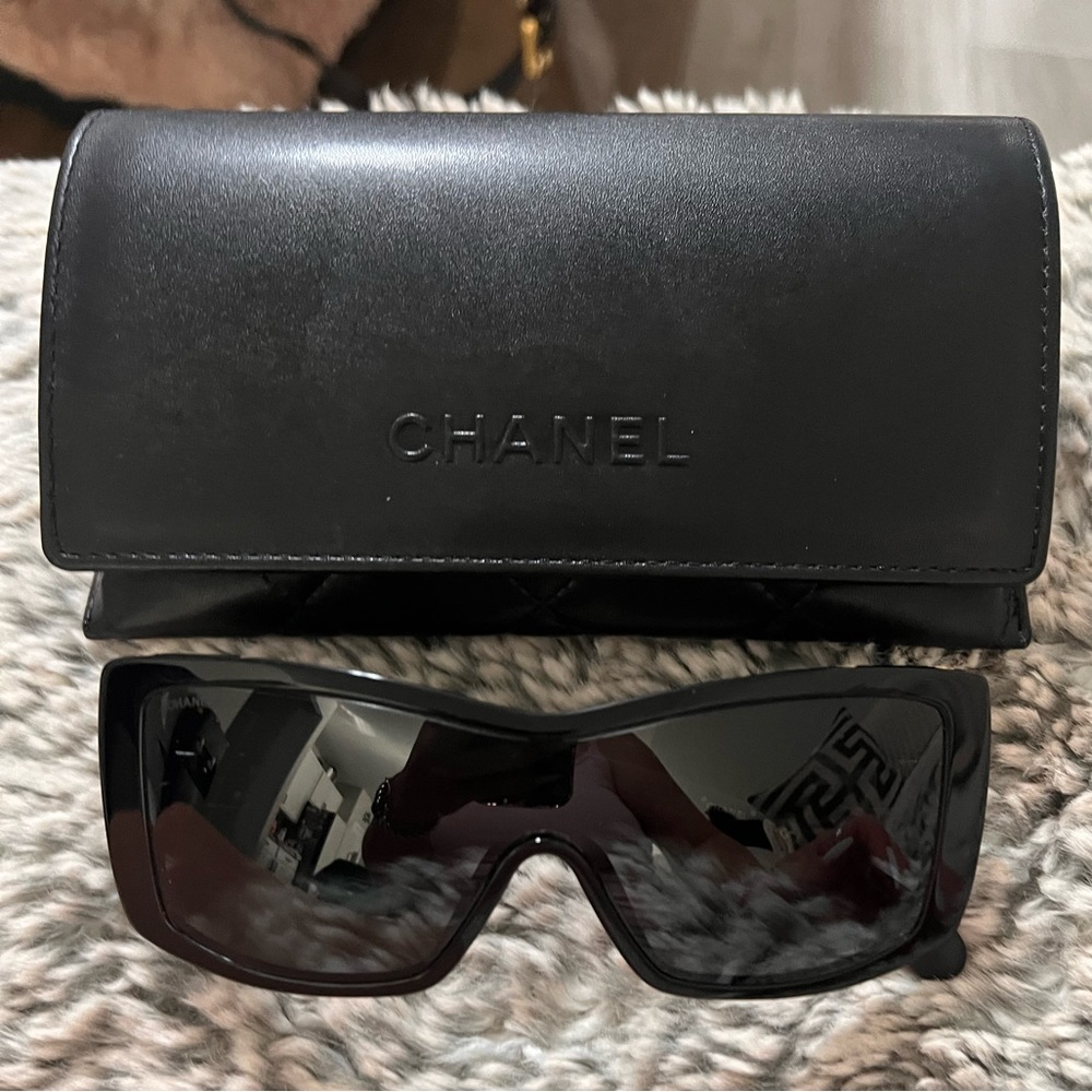 Chanel Sunglasses Aviator type Black